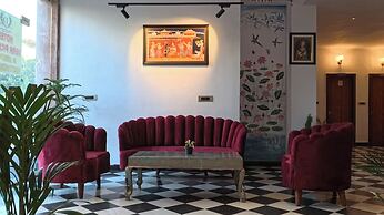 Dera Pichola A Lake Facing Hotel