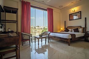 Dera Pichola A Lake Facing Hotel