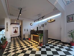 Dera Pichola A Lake Facing Hotel