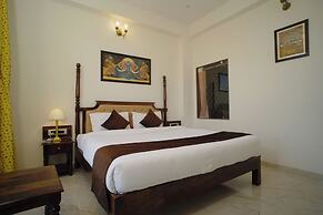 Dera Pichola A Lake Facing Hotel