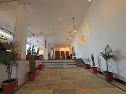 Dera Pichola A Lake Facing Hotel