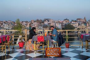 Dera Pichola A Lake Facing Hotel