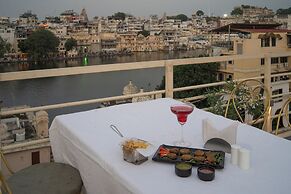 Dera Pichola A Lake Facing Hotel