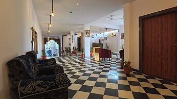 Dera Pichola A Lake Facing Hotel