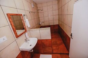 Hilltop Munnar by Fracspace