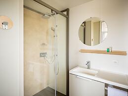 Modern Chalet With air Conditioning, in a Holiday Park, at 1.5 km From