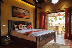 Fish-Lantern House An Bang beach