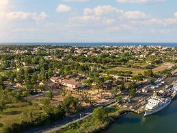 Beautiful Chalet With air Conditioning, in a Holiday Park, 1.5 km From