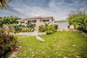 Flipper'S Haven: Tropical Retreat