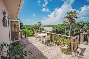 Flipper'S Haven: Tropical Retreat