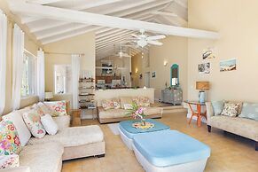 Seaside Escape: Luxury Beach House With Ocean Views