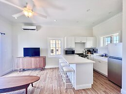 Palms Paradise: Romantic Beach House