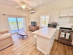 Palms Paradise: Romantic Beach House