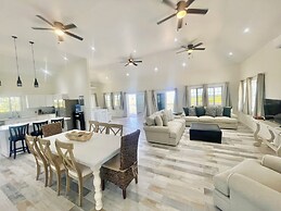 Palms Paradise: Romantic Beach House