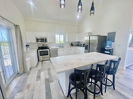 Palms Paradise: Romantic Beach House