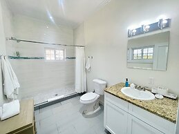 Palms Paradise: Romantic Beach House