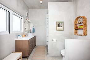 Paradise Cove: Oceanfront Haven With Infinity Pool