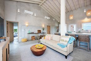 Paradise Cove: Oceanfront Haven With Infinity Pool