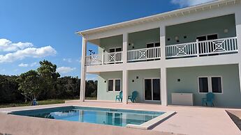 Paradise Cove: Oceanfront Haven With Infinity Pool