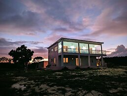 Paradise Cove: Oceanfront Haven With Infinity Pool