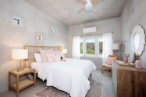 Paradise Cove: Oceanfront Haven With Infinity Pool