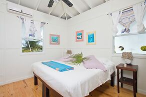 Cayo Loco Getaway: Private Beachfront Haven