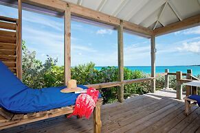 Cayo Loco Getaway: Private Beachfront Haven