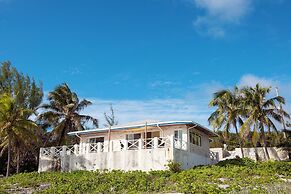 Island Paradise: Secluded Beachfront Retreat With Pool