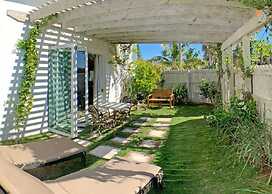 Tropical Escape: Charming Cottage With Resort Privileges