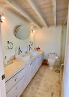 Tropical Escape: Charming Cottage With Resort Privileges