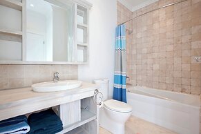 Island Paradise: Secluded Retreat, Breathtaking Views