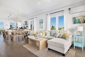 Island Paradise: Secluded Retreat, Breathtaking Views