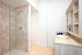 Island Paradise: Secluded Retreat, Breathtaking Views