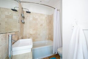 Island Hideout: Quaint Cottage, Moments From The Beach