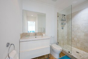 Island Hideout: Quaint Cottage, Moments From The Beach