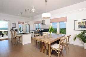 Tropical Escape: Exclusive Villa With Panoramic Ocean Vistas