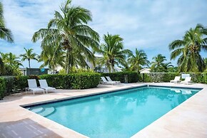 Coastal Retreat: Newly Remodeled Beach House With Pool