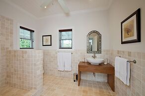 Spectacular Seaside: Boutique Resort On Beach