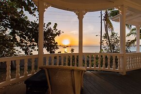 Oceanfront Oasis: Luxury Home With Sunset Views