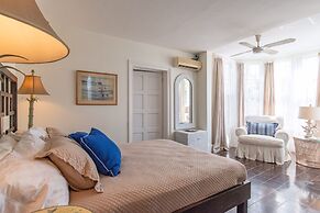 Oceanfront Oasis: Luxury Home With Sunset Views