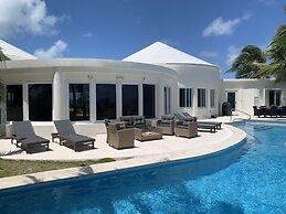 Exquisite Retreat: Contemporary Estate On Pink Sand Beach