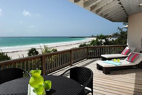 Oceanfront Elegance: Lovely Home With Views