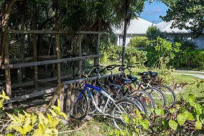 Oceanfront Elegance: Lovely Home With Views