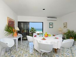 Oceanfront Elegance: Lovely Home With Views