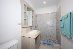 Oceanfront Elegance: Lovely Home With Views