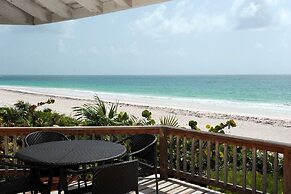 Oceanfront Elegance: Lovely Home With Views