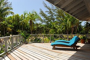 Oceanfront Elegance: Lovely Home With Views