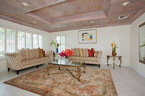 Buttonwood Bliss: Lux Condo With Amenities