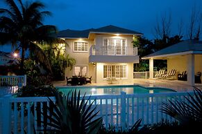 Buttonwood Bliss: Lux Condo With Amenities