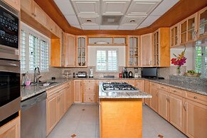 Buttonwood Bliss: Lux Condo With Amenities